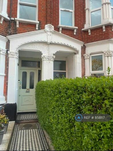 2 Bedroom Flat To Rent In Holmesdale Road, London, SE25