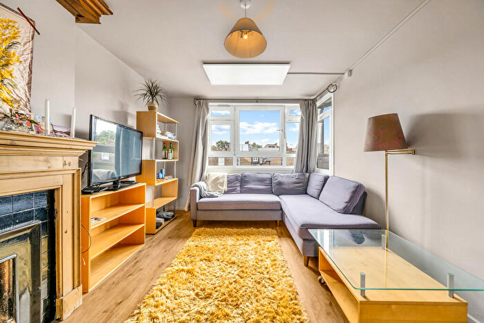 3 Bedroom Flat To Rent In Searles Close, Battersea, SW11