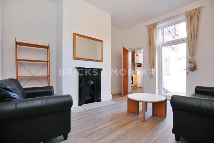 2 Bedroom Flat To Rent In Whitefield Terrace, Heaton, Newcastle Upon Tyne, NE6