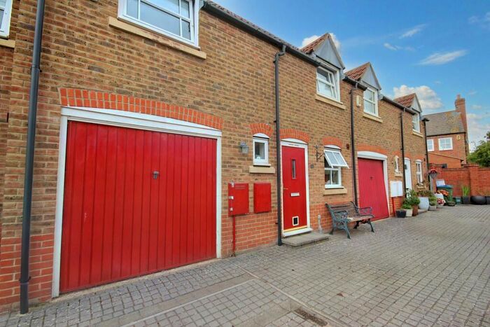 3 Bedroom Terraced House To Rent In Pakenham Close, Aylesbury, HP19