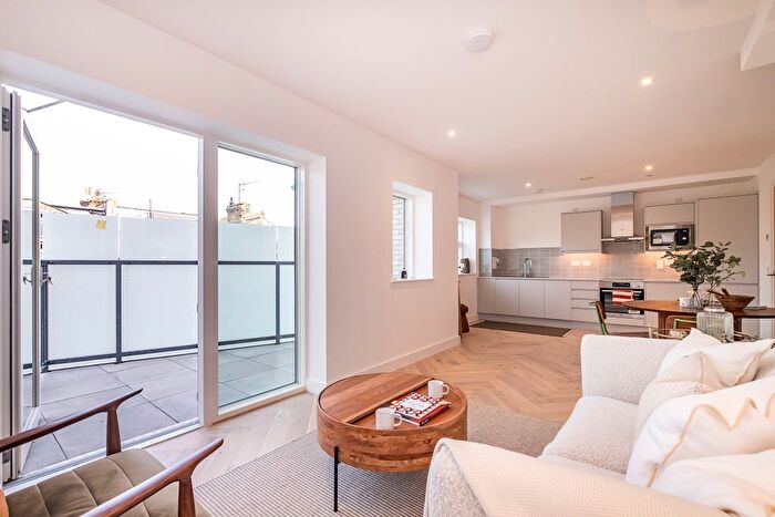 2 Bedroom Flat For Sale In Northcote Road, London, SW11