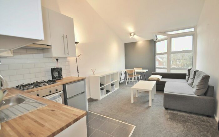 2 Bedroom Flat To Rent In Wellesley Road, Chiswick, W4