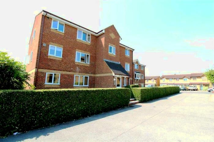 Flat To Rent In Lowestoft Drive, Slough, SL1