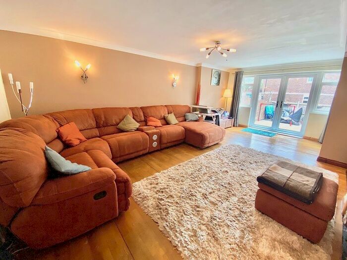3 Bedroom House To Rent In Bramshill Close, Chigwell, IG7