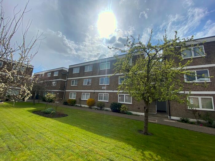 2 Bedroom Flat To Rent In The Avenue, London, E4