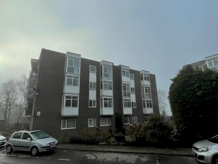 3 Bedroom Flat To Rent In Princess Court, Leeds LS17