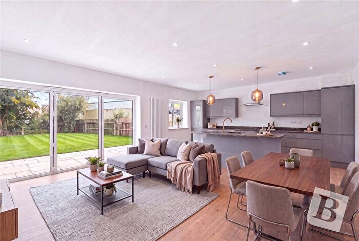 4 Bedroom Detached House For Sale In Nevendon Road, Wickford, Essex, SS12