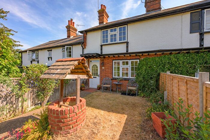 2 Bedroom Cottage For Sale In Lower Ventnor Cottages, Cooham, SL6