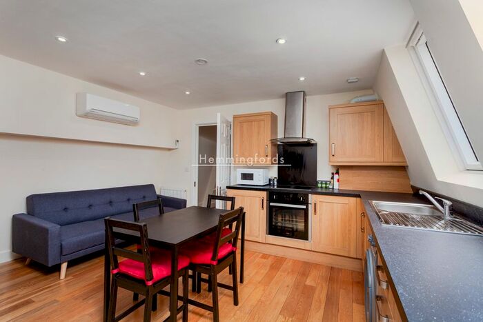 3 Bedroom Flat To Rent In Camden Road, London, N7