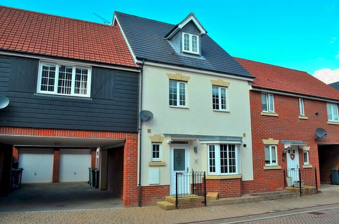 4 Bedroom Semi-Detached House To Rent In Cromwell Road, Flitch Green, CM6