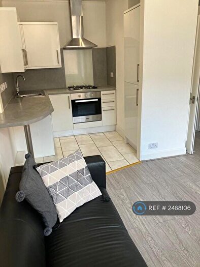 3 Bedroom Flat To Rent In Bothwell Street, Edinburgh, EH7