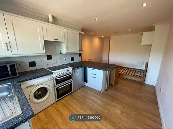 1 Bedroom Flat To Rent In Basement, High Wycombe, HP12