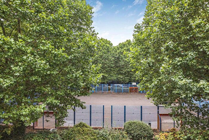 2 Bedroom Apartment To Rent In Trafalgar Gardens, Stepney Green, London, E1