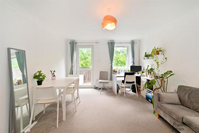 2 Bedroom Maisonette For Sale In Kemps Drive, London, E14
