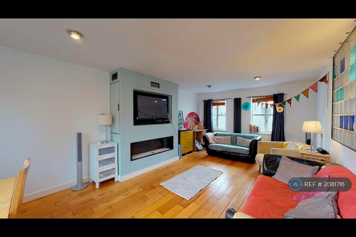 3 Bedroom Semi-Detached House To Rent In Vestry Mews, London, SE5