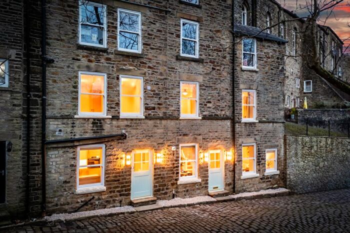 3 Bedroom Flat For Sale In Meal Street, New Mills, SK22