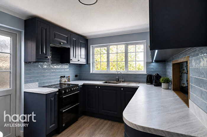 4 Bedroom Detached House For Sale In Monet Place, Aylesbury, HP19