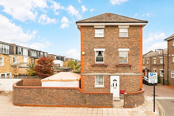 4 Bedroom Semi-Detached House To Rent In Alders Close, Alders Close, W5