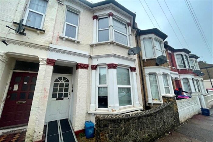 2 Bedroom Flat To Rent In Gordon Road, Southend On Sea, SS1