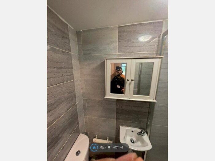 Studio To Rent In Swan Close, London, TW13