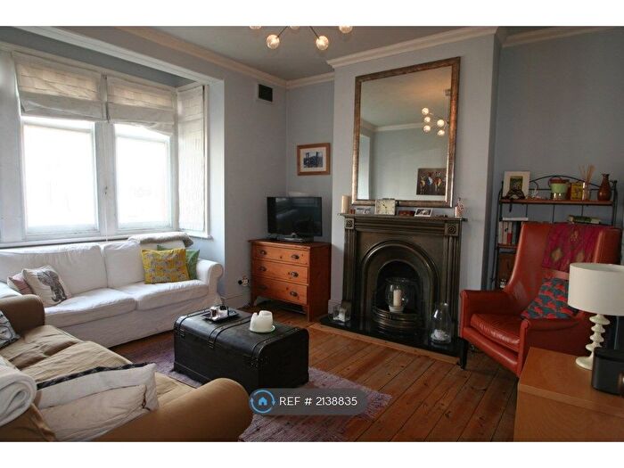 2 Bedroom Flat To Rent In Dumbarton Road, London, SW2