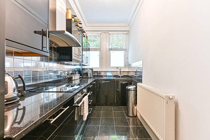 2 Bedroom Flat For Sale In Pitt Street, Kensington, London, W8