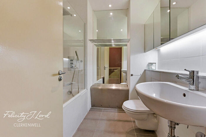 2 Bedroom Apartment To Rent In Dallington Square, London, EC1V