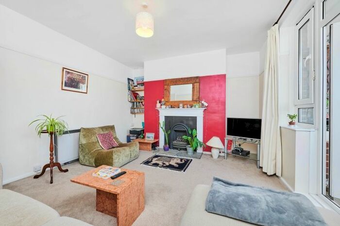 2 Bedroom Flat To Rent In Fulham Road, London, SW6