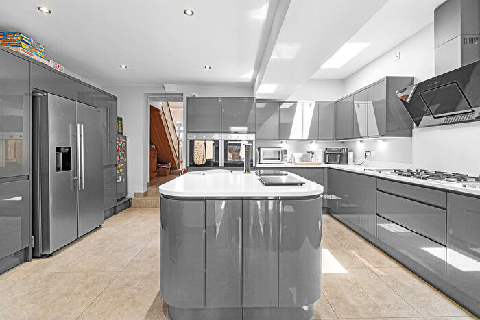 4 Bedroom Terraced House For Sale In Kent Street, Grangetown, Cardiff, CF11