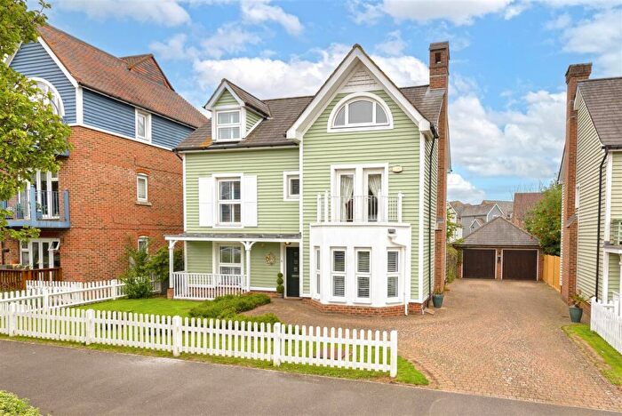 5 Bedroom Detached House For Sale In The Lakes, Larkfield, ME20