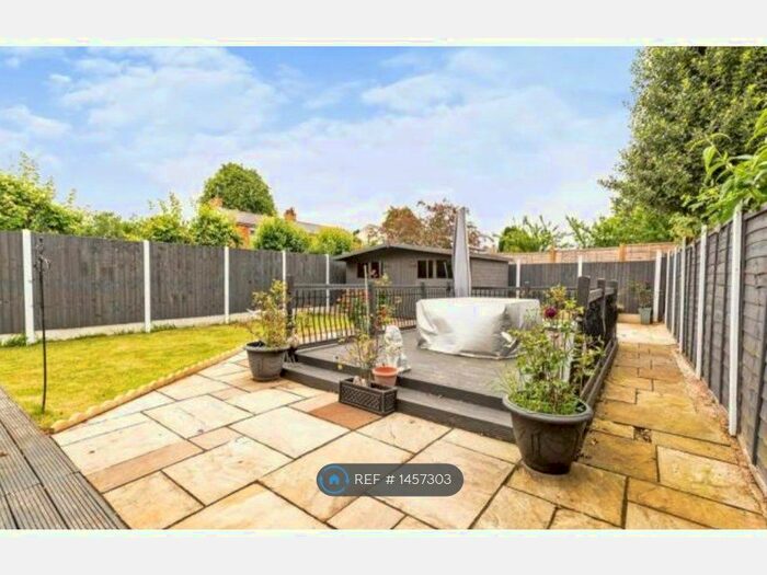 4 Bedroom Semi-Detached House To Rent In Bloxham Road, Banbury, OX16