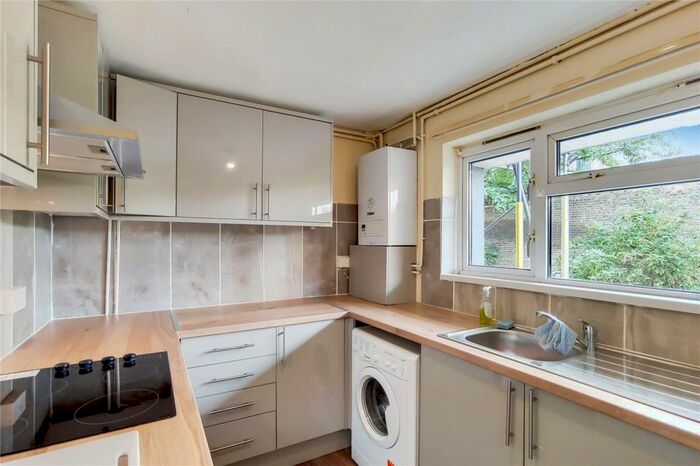 3 Bedroom Maisonette To Rent In Oxford Road, Stratford, London, E15