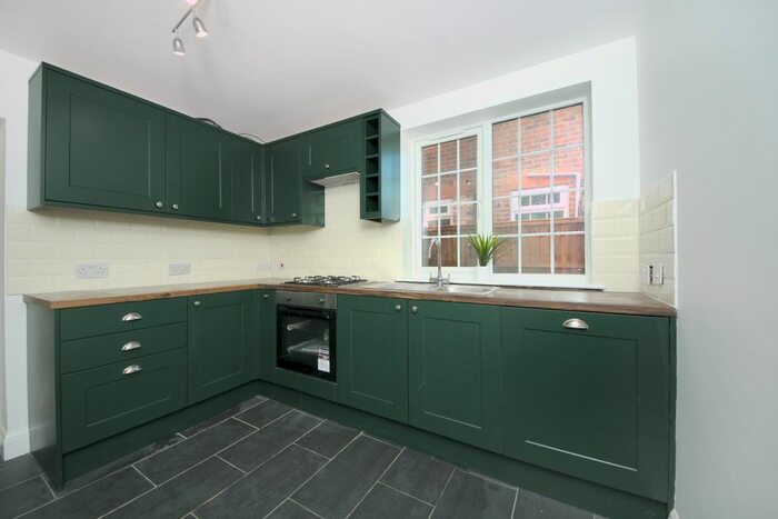 3 Bedroom Flat To Rent In Saxon Drive, London, W3
