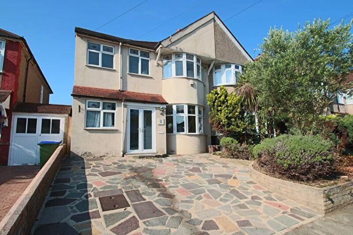 3 Bedroom Semi-Detached House To Rent In The Green, Welling, DA16