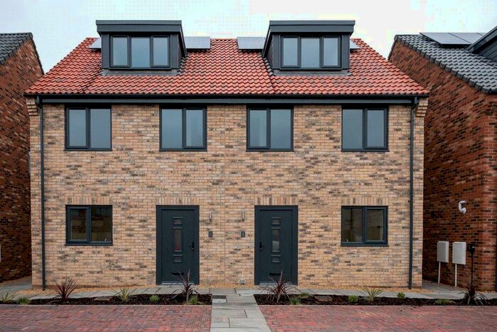 3 Bedroom Town House To Rent In Barnwell Place, Alveston, Bristol, BS35