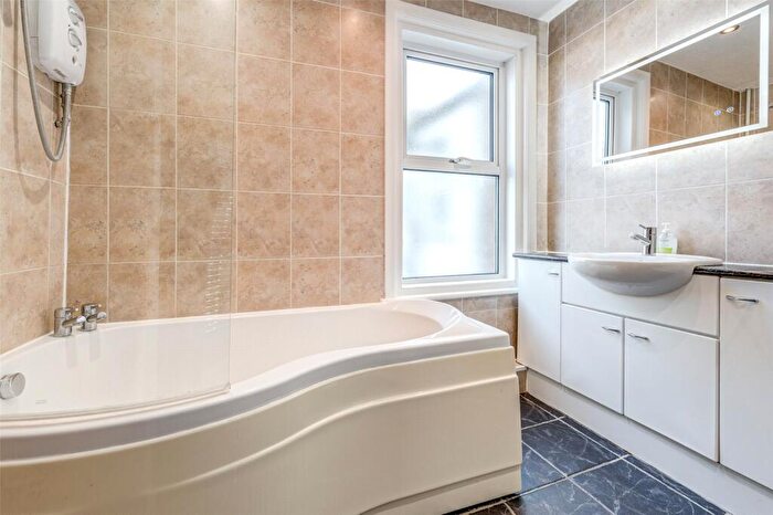 1 Bedroom Flat For Sale In Ham Road, Worthing, West Sussex, BN11