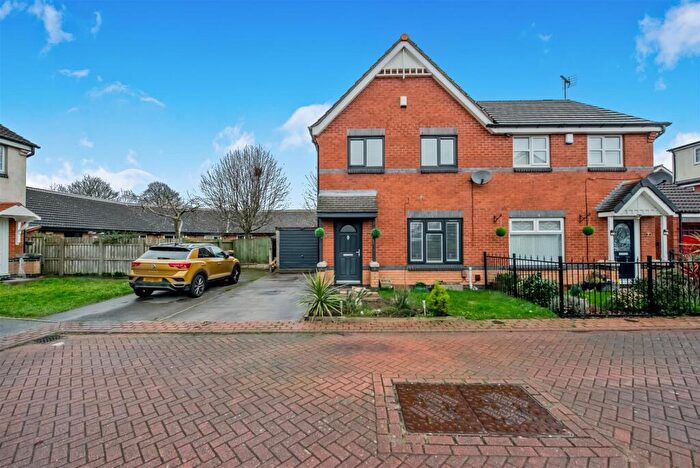 4 Bedroom Semi Detached House For Sale In Mclaren Fields, Leeds, LS13