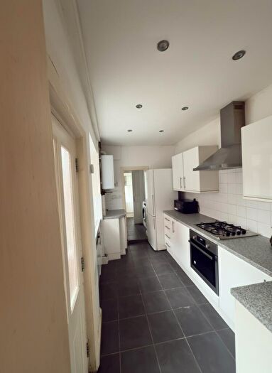 3 Bedroom House To Rent In Link Road - Bed, Edgbaston, West Midlands, B16