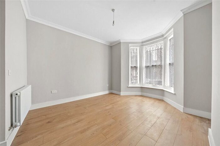 3 Bedroom Flat For Sale In Narford Road, Clapton, London, E5