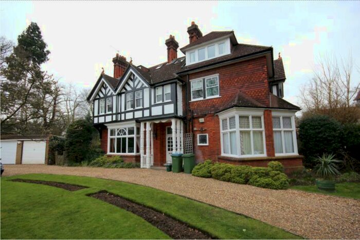 3 Bedroom Apartment To Rent In Weybridge, KT13