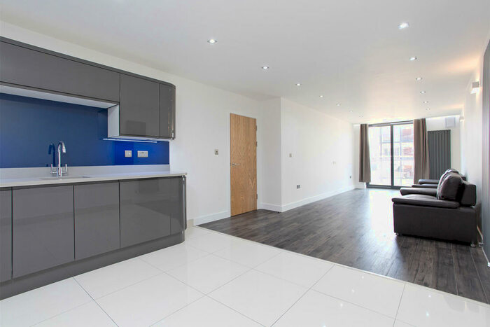 3 Bedroom Apartment To Rent In Copperfield Road, Mile End, London, E3