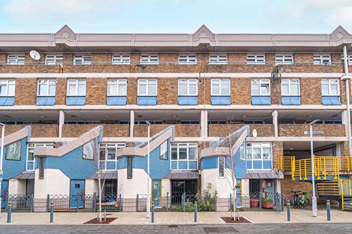 3 Bedroom Maisonette To Rent In Stockwell Park Road, Brixton, London, SW9