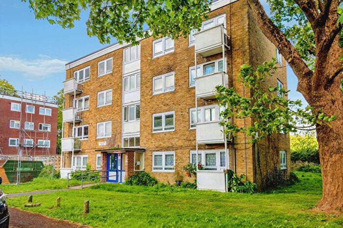 2 Bedroom Flat For Sale In Wimpson Lane, Southampton, Hampshire, SO16