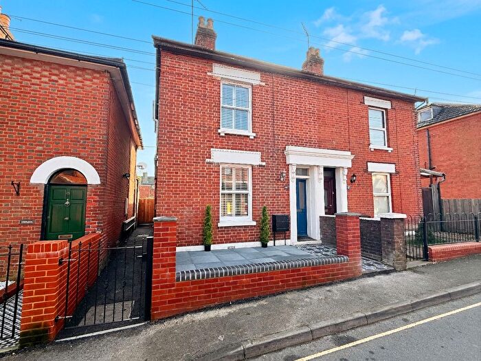 3 Bedroom Semi-Detached House For Sale In South Street, Hythe, SO45