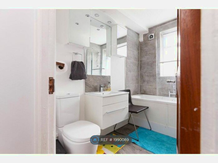 2 Bedroom Flat To Rent In Courtlands Avenue, London, SE12