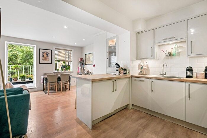 1 Bedroom Flat To Rent In Hill Rise, TW10