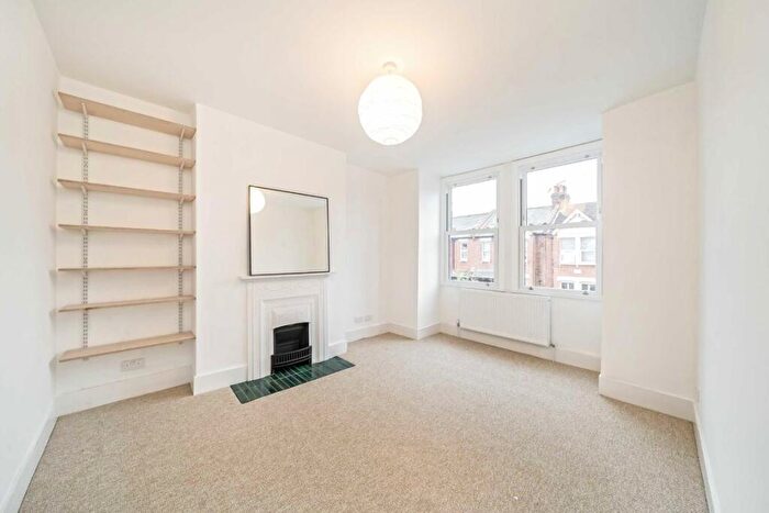 3 Bedroom Flat To Rent In Deacon Road, Willesden Green, NW2