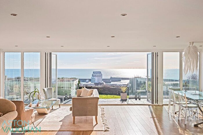 4 Bedroom Detached House For Sale In The Cliff, Brighton, BN2