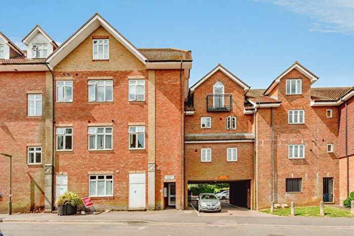 2 Bedroom Flat For Sale In Lumley Road, Horley, RH6