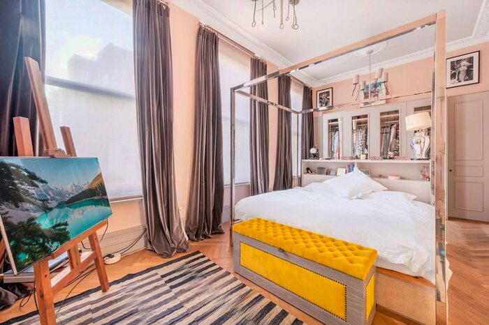 3 Bedroom Flat To Rent In Redcliffe Square, Chelsea, London, SW10